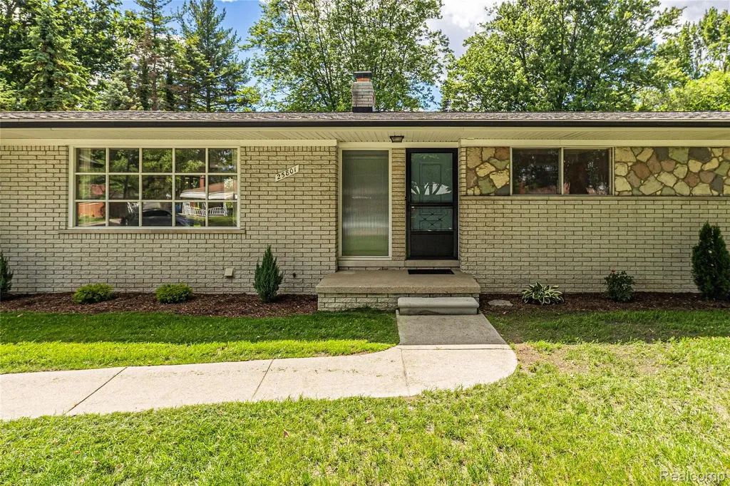 25801 Pine View Avenue Warren City MI 48091