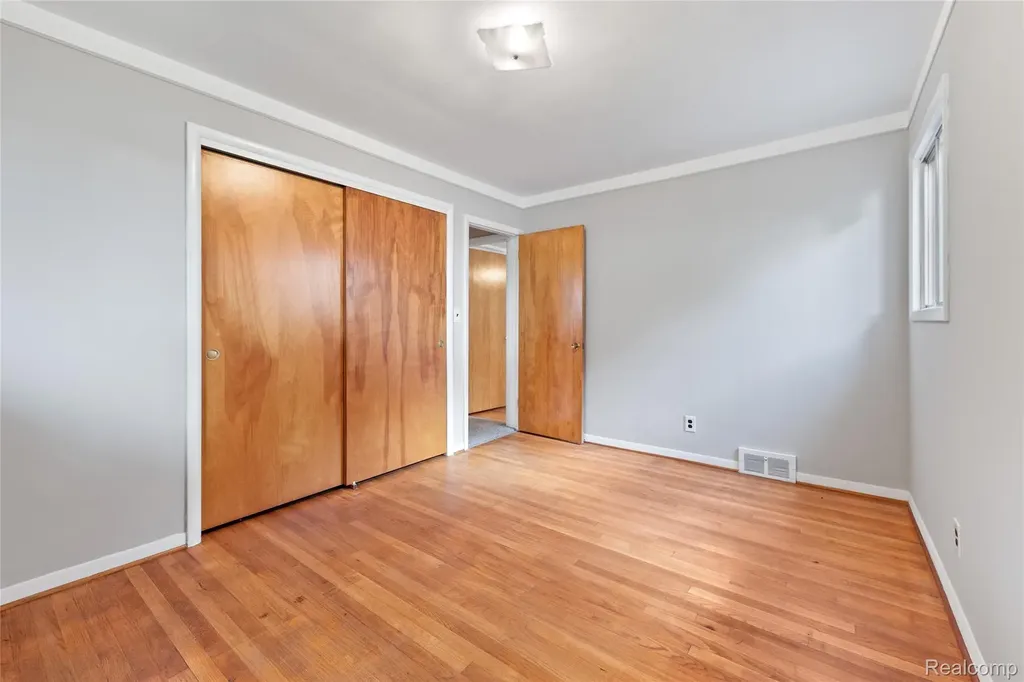 25801 Pine View Avenue Warren City MI 48091