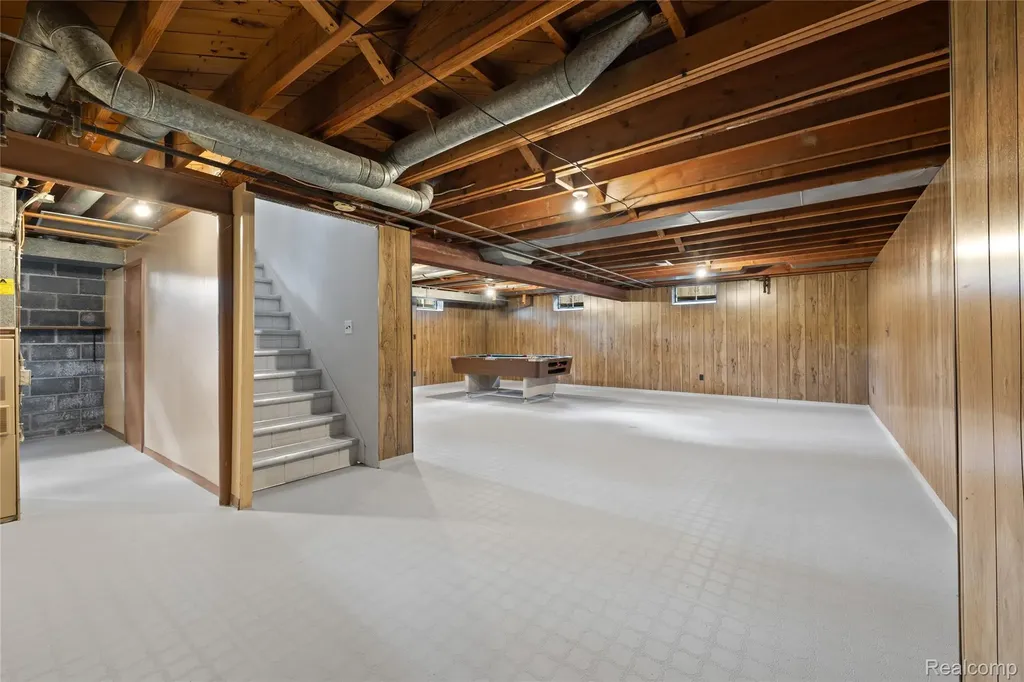 25801 Pine View Avenue Warren City MI 48091
