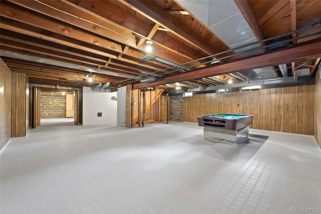 25801 Pine View Avenue Warren City MI 48091