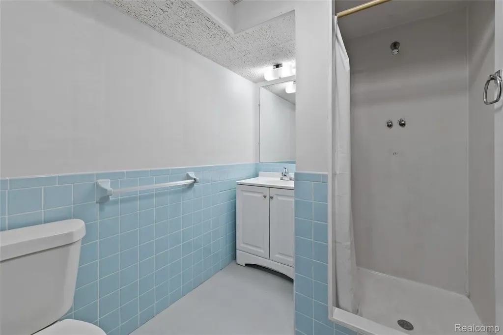 25801 Pine View Avenue Warren City MI 48091