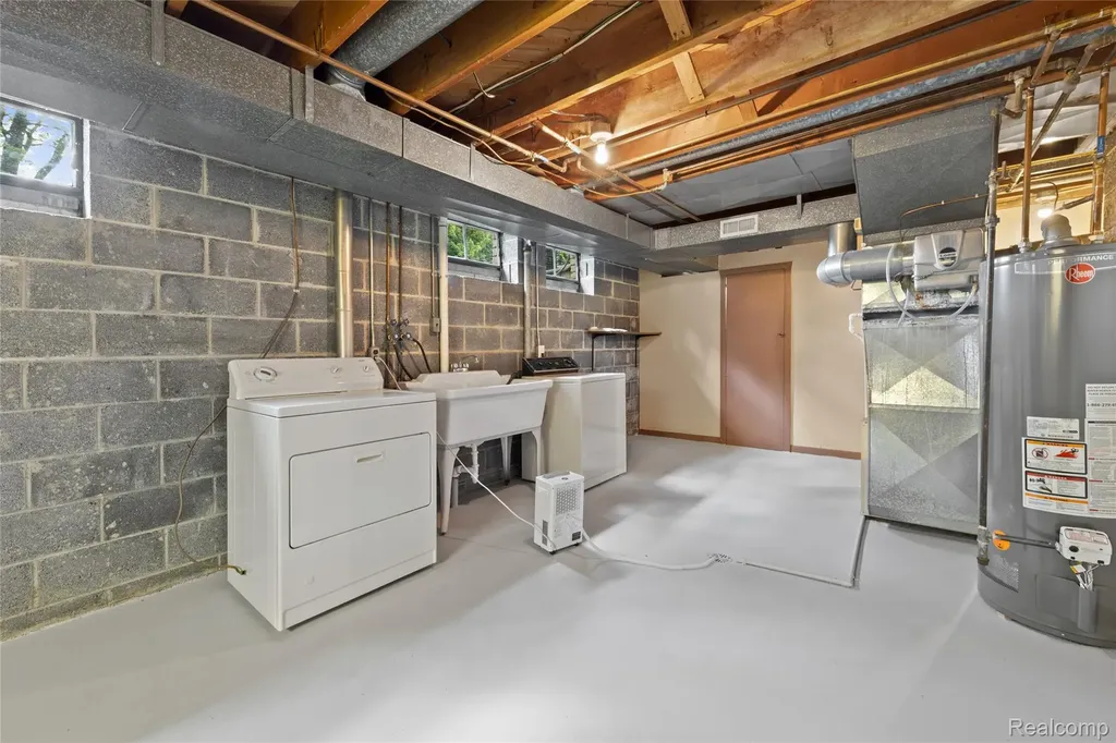 25801 Pine View Avenue Warren City MI 48091