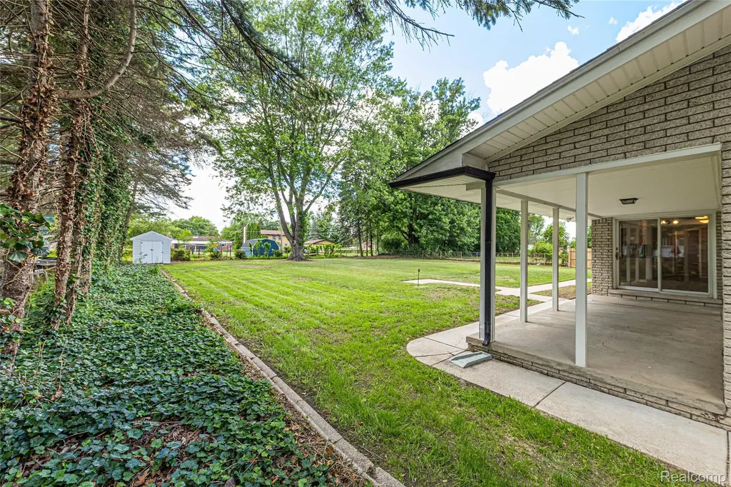 25801 Pine View Avenue Warren City MI 48091