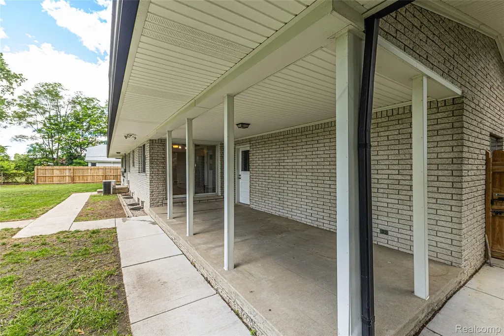 25801 Pine View Avenue Warren City MI 48091