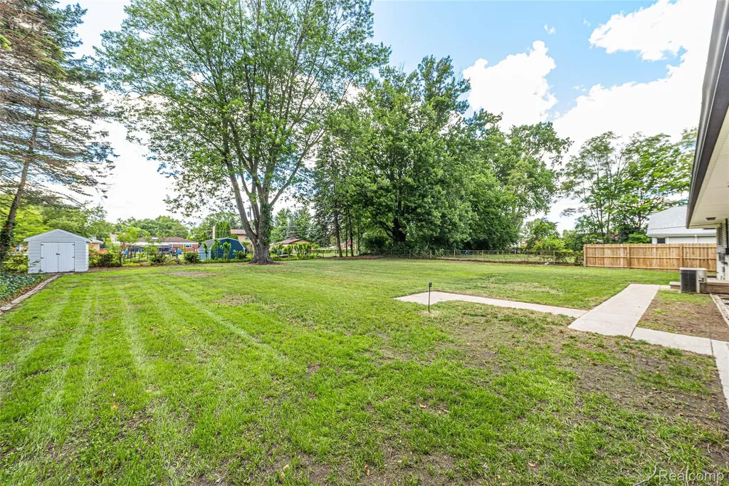 25801 Pine View Avenue Warren City MI 48091