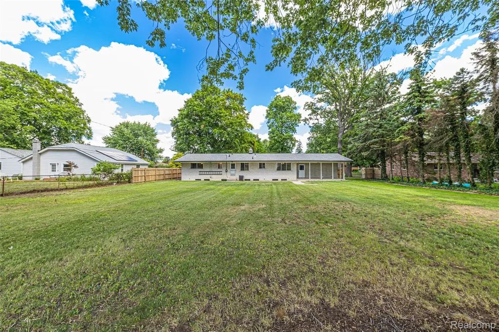 25801 Pine View Avenue Warren City MI 48091