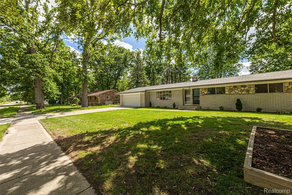 25801 Pine View Avenue Warren City MI 48091