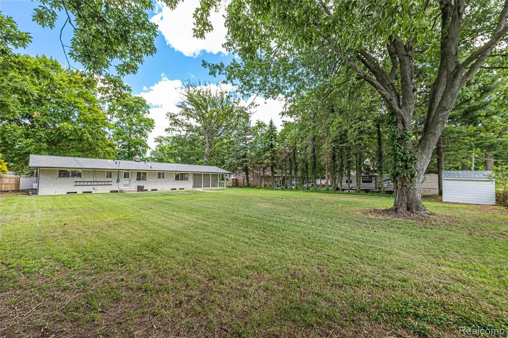 25801 Pine View Avenue Warren City MI 48091