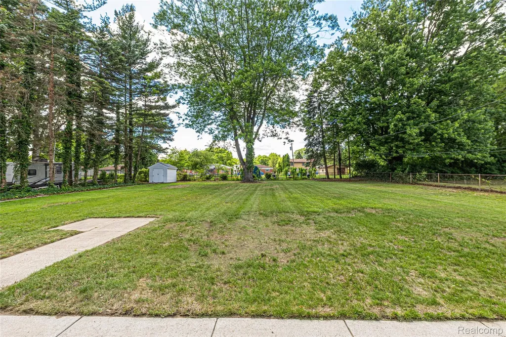 25801 Pine View Avenue Warren City MI 48091