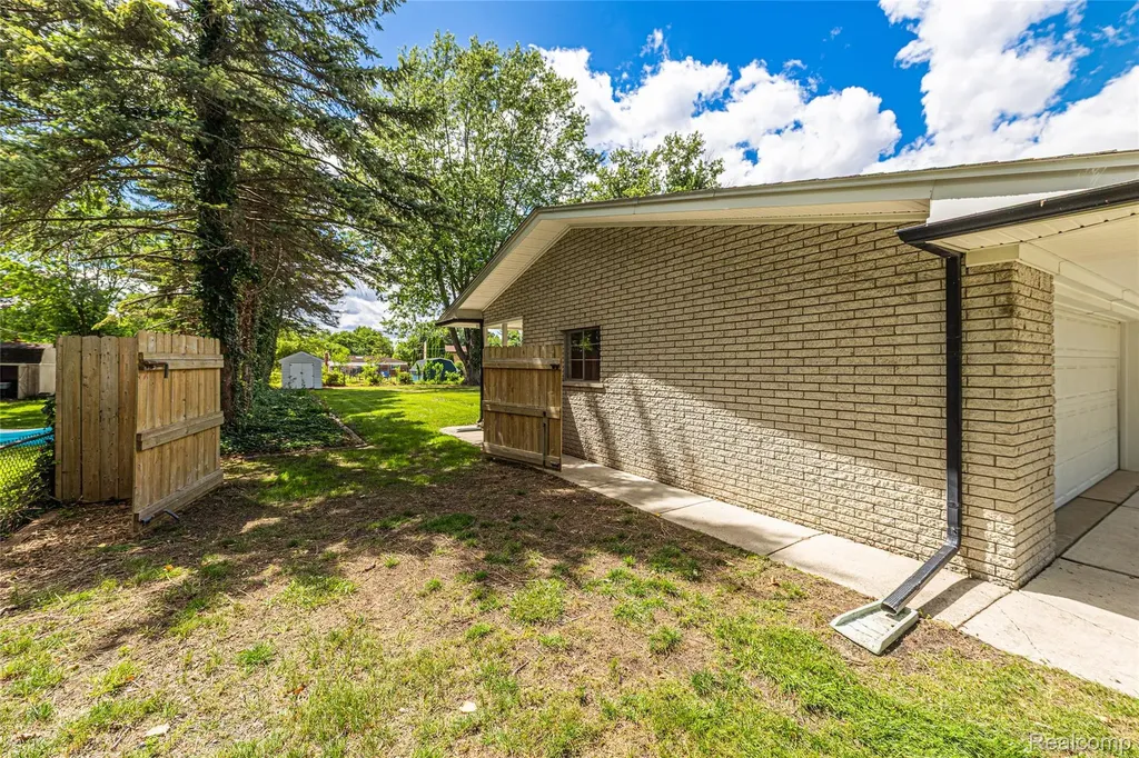 25801 Pine View Avenue Warren City MI 48091