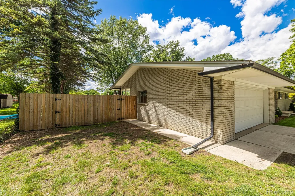 25801 Pine View Avenue Warren City MI 48091