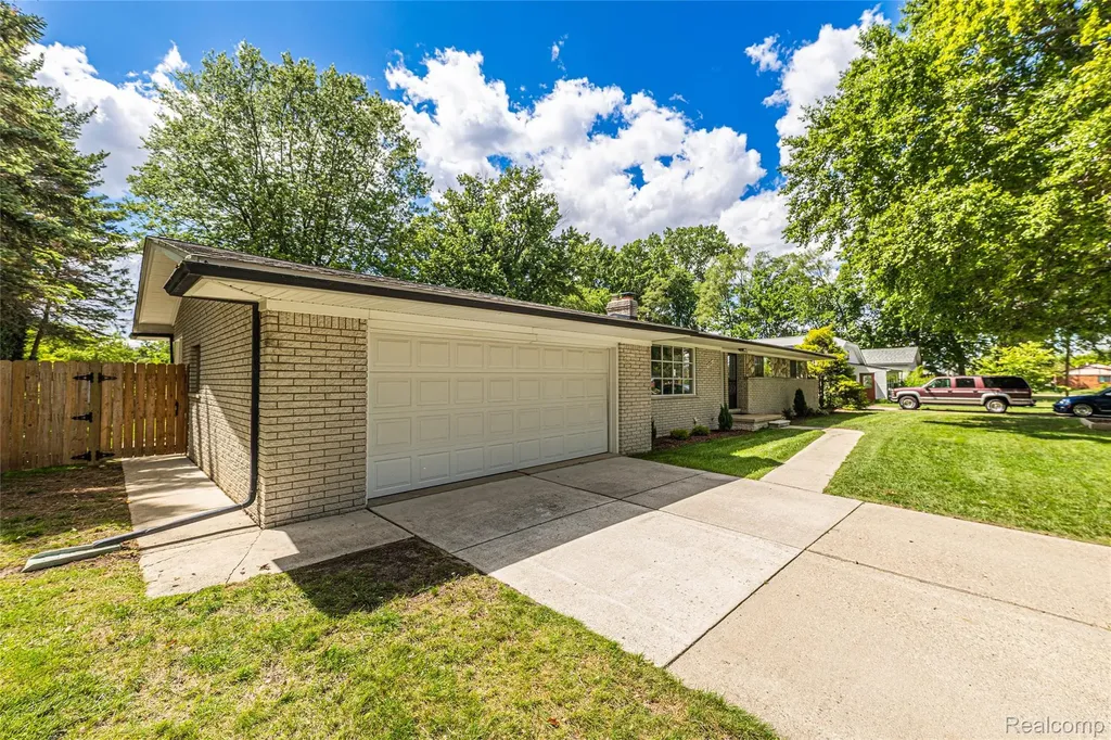 25801 Pine View Avenue Warren City MI 48091