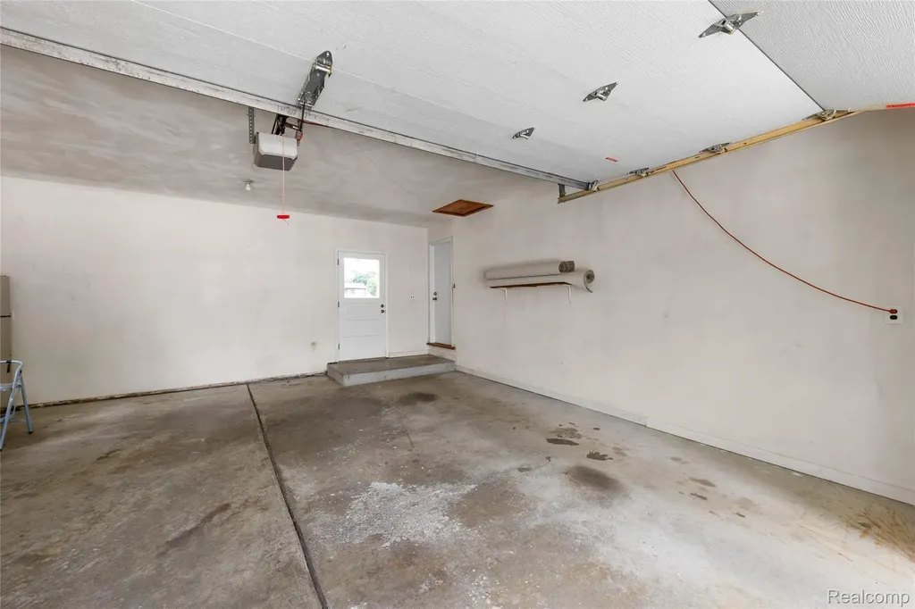 25801 Pine View Avenue Warren City MI 48091