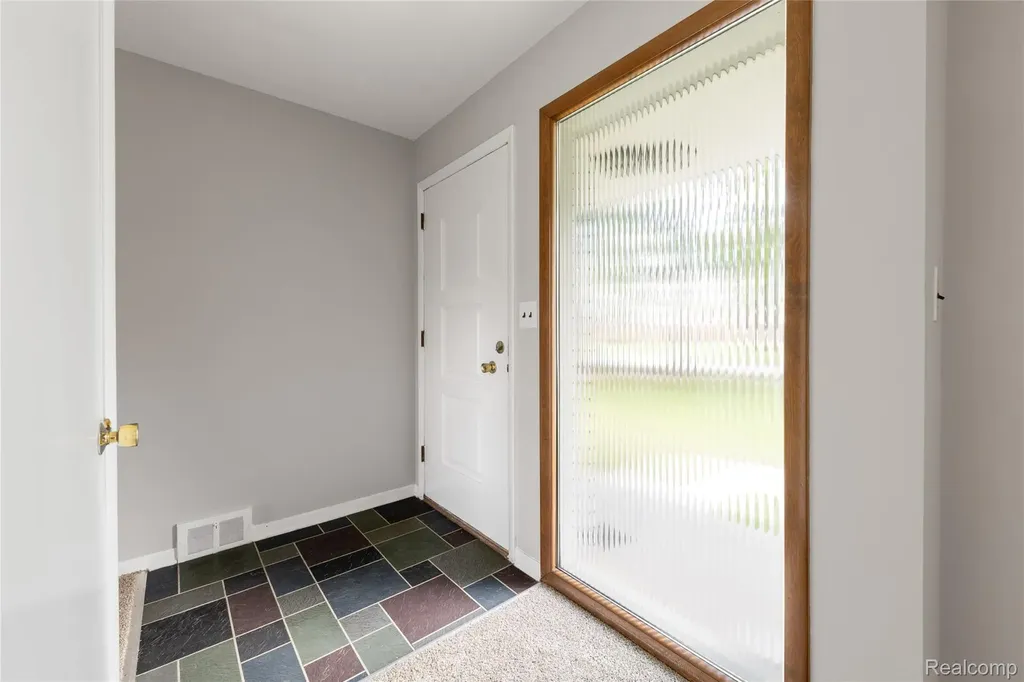 25801 Pine View Avenue Warren City MI 48091