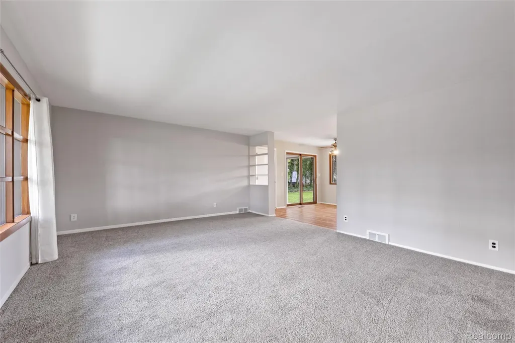 25801 Pine View Avenue Warren City MI 48091