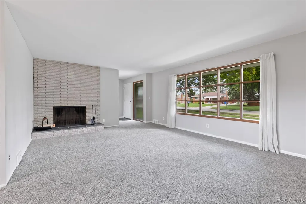 25801 Pine View Avenue Warren City MI 48091