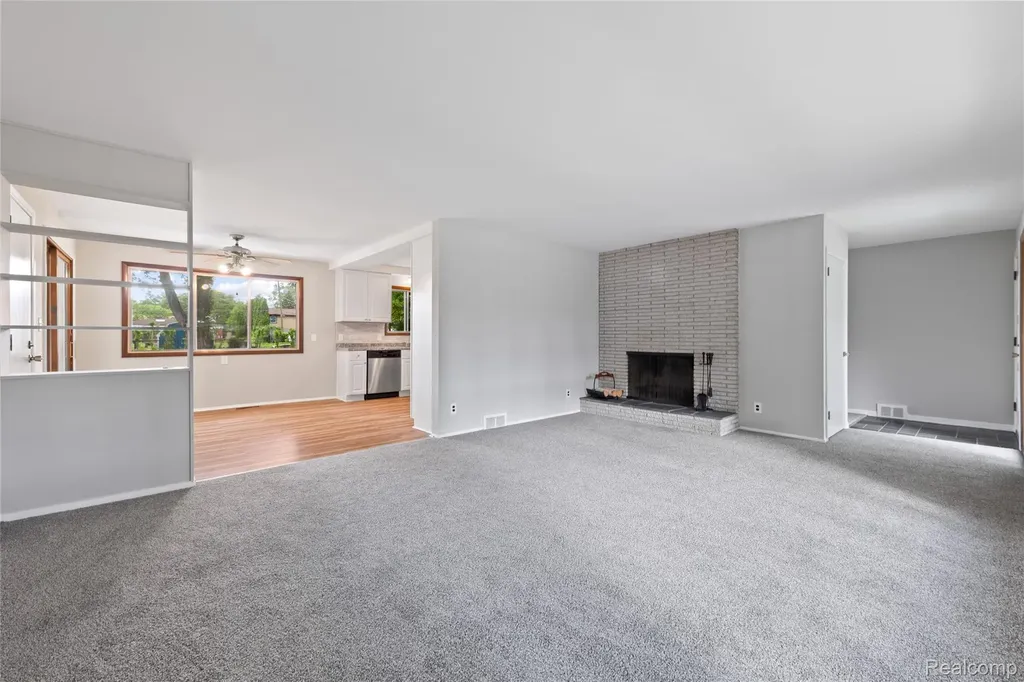 25801 Pine View Avenue Warren City MI 48091