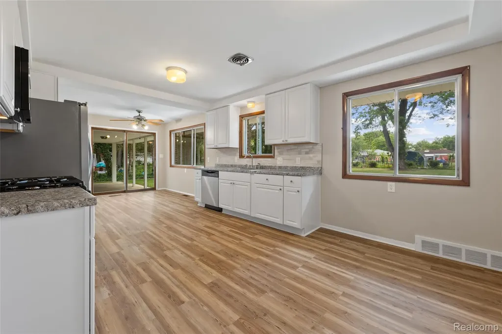 25801 Pine View Avenue Warren City MI 48091