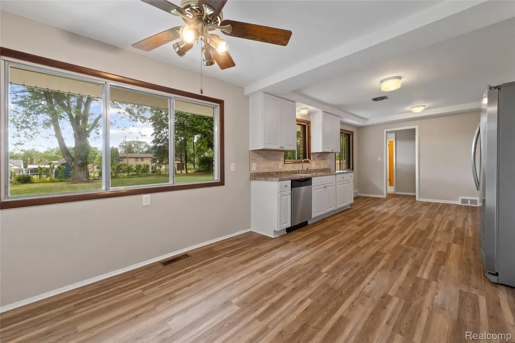25801 Pine View Avenue Warren City MI 48091
