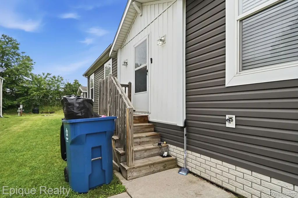 17107 Detroiter Springfield Charter Township MI 48350
