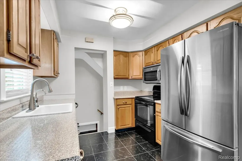 2957 Thomas Avenue Berkley City MI 48072
