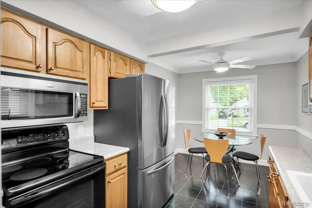 2957 Thomas Avenue Berkley City MI 48072
