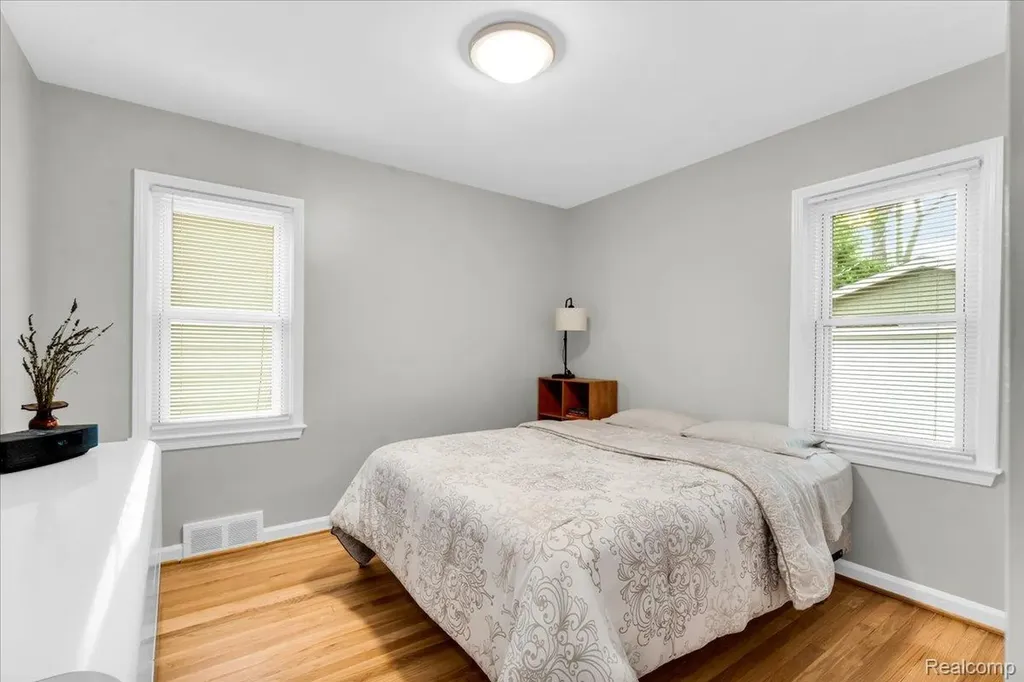 2957 Thomas Avenue Berkley City MI 48072