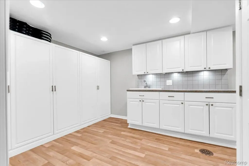2957 Thomas Avenue Berkley City MI 48072