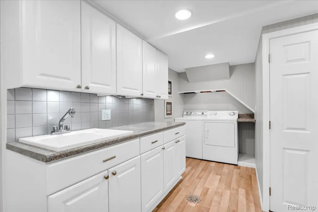 2957 Thomas Avenue Berkley City MI 48072