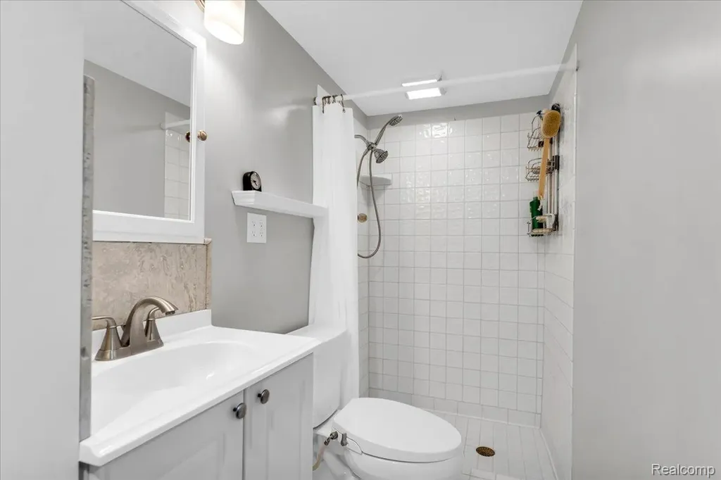 2957 Thomas Avenue Berkley City MI 48072