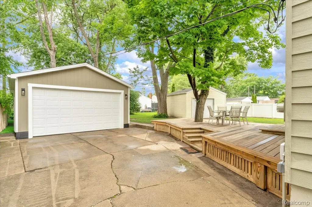2957 Thomas Avenue Berkley City MI 48072