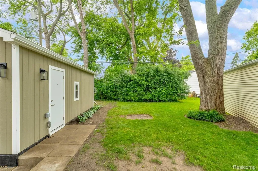2957 Thomas Avenue Berkley City MI 48072