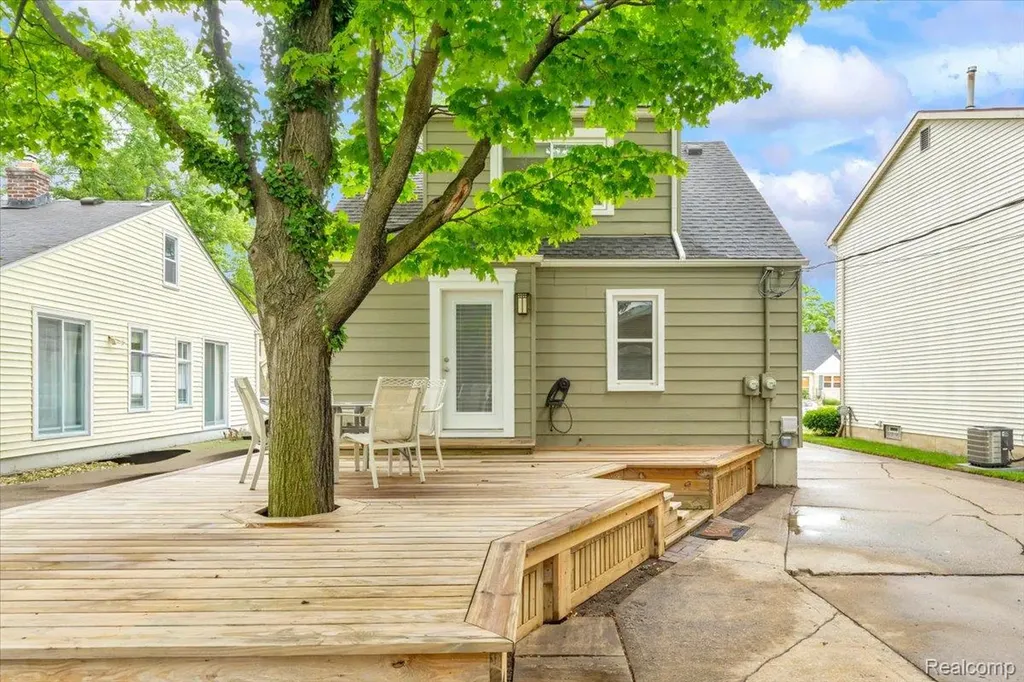 2957 Thomas Avenue Berkley City MI 48072