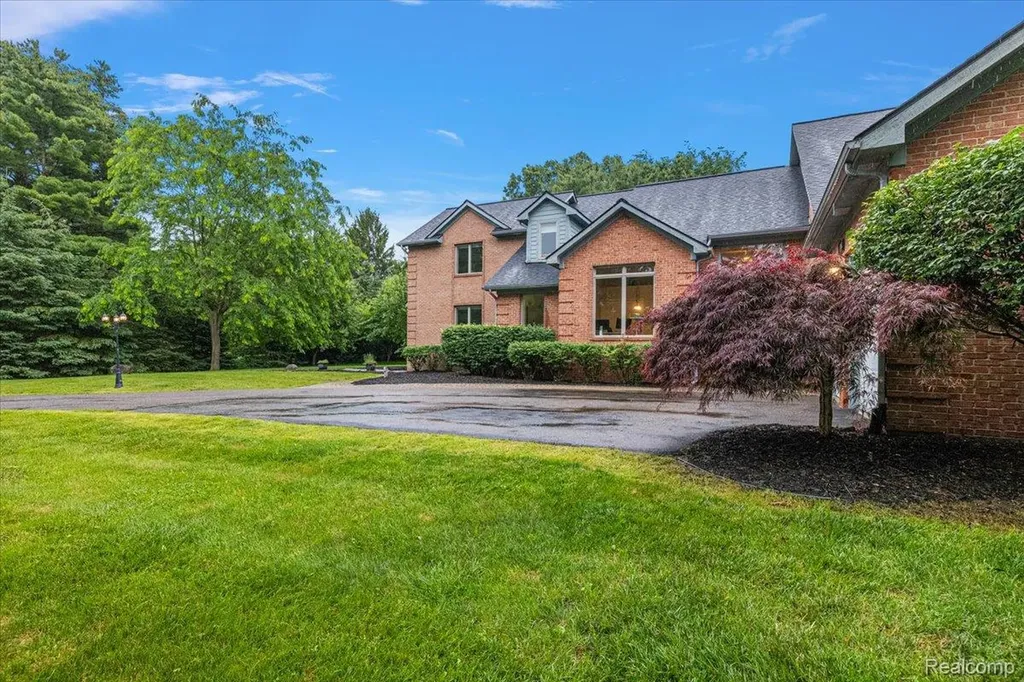 4700 Botany Glen Commerce Charter Township MI 48382