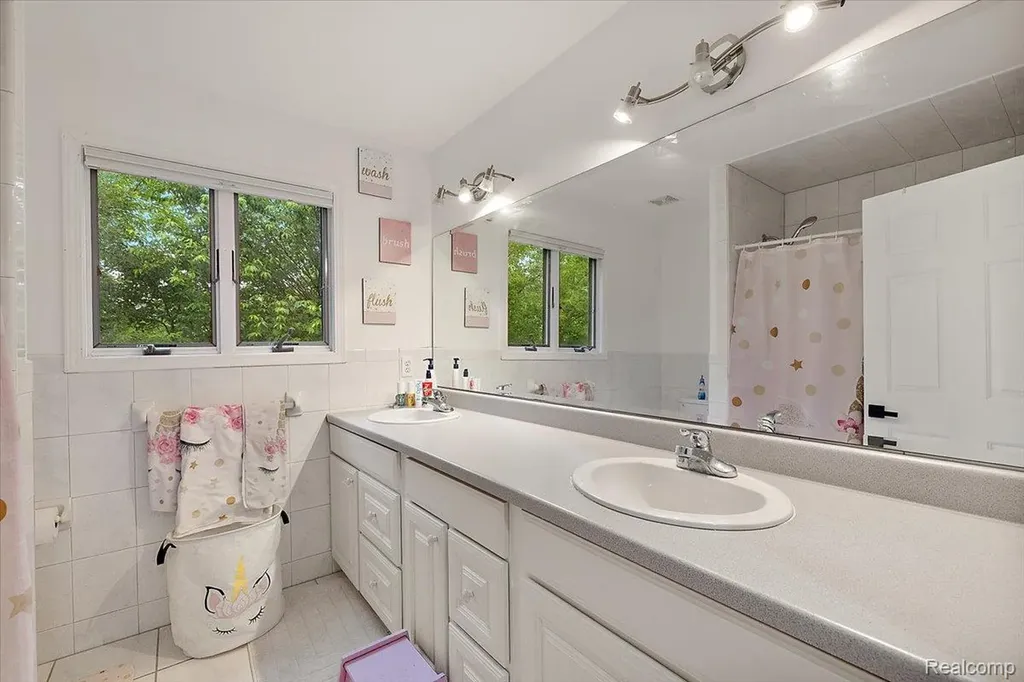 4700 Botany Glen Commerce Charter Township MI 48382