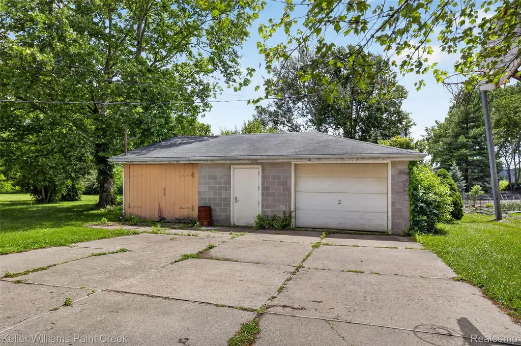 1965 Muer Drive Troy City MI 48084