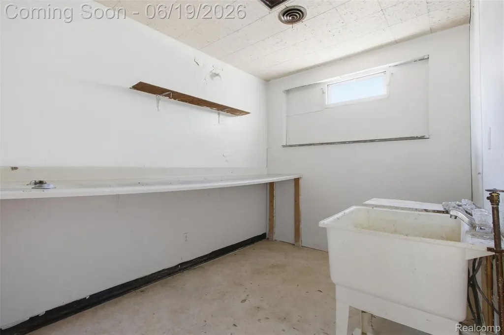 16205 E Warren Avenue Detroit City MI 48224