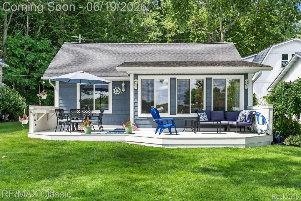 5286 Edgelake Drive Hamburg Township MI 48169