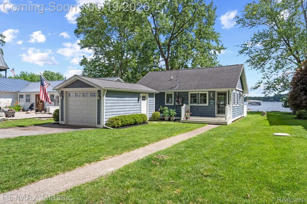 5286 Edgelake Drive Hamburg Township MI 48169