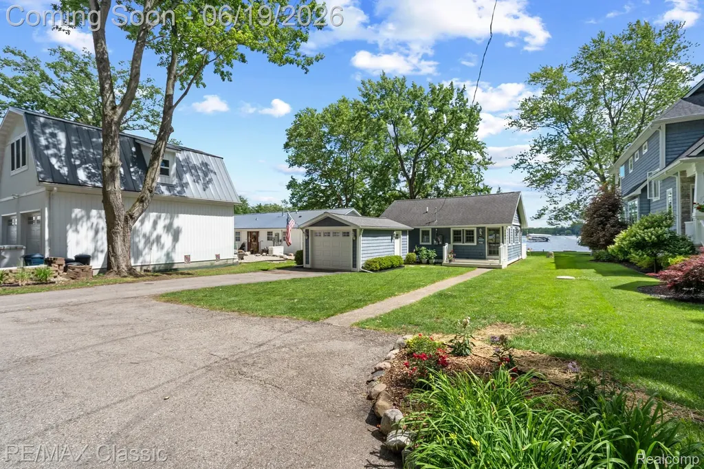 5286 Edgelake Drive Hamburg Township MI 48169