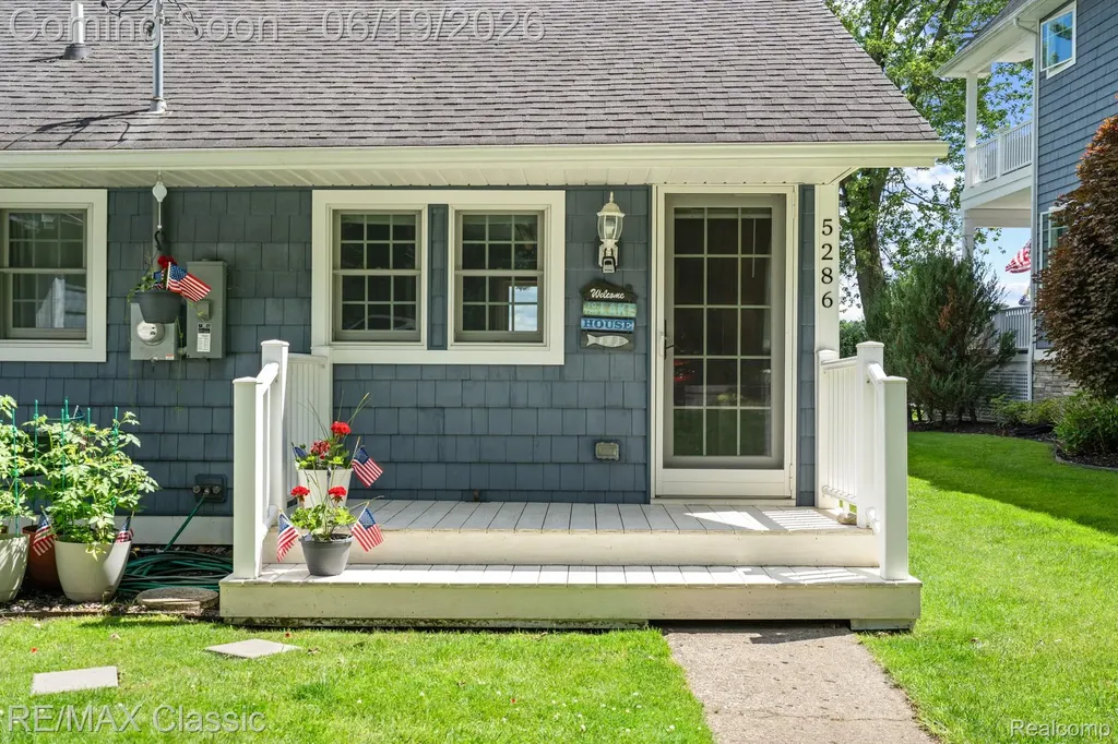5286 Edgelake Drive Hamburg Township MI 48169