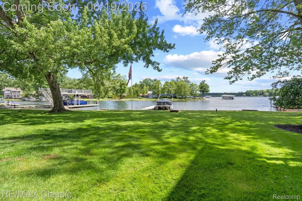 5286 Edgelake Drive Hamburg Township MI 48169