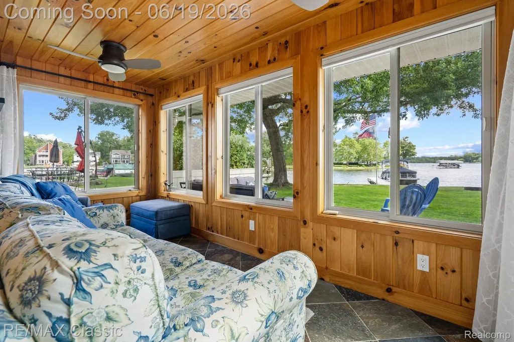 5286 Edgelake Drive Hamburg Township MI 48169