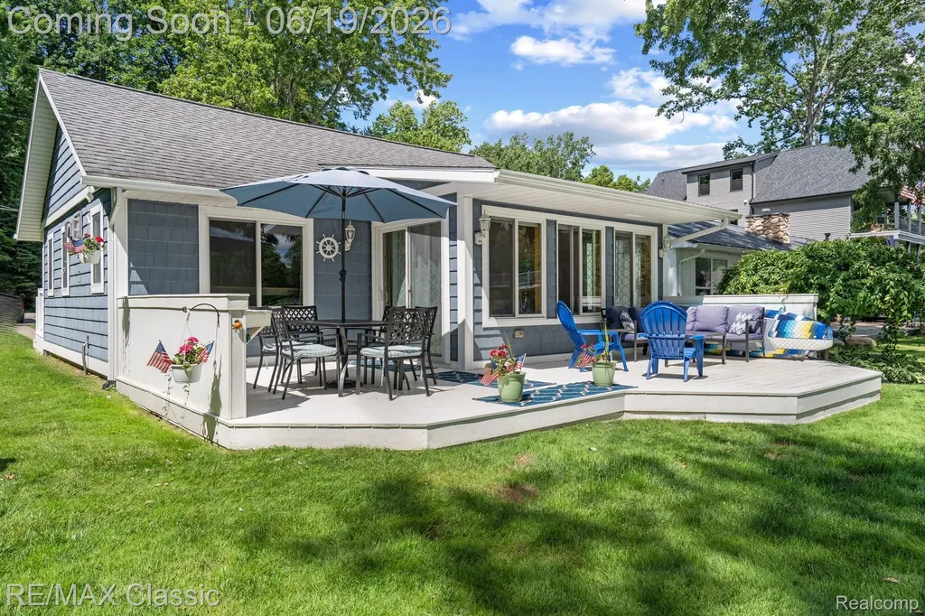 5286 Edgelake Drive Hamburg Township MI 48169