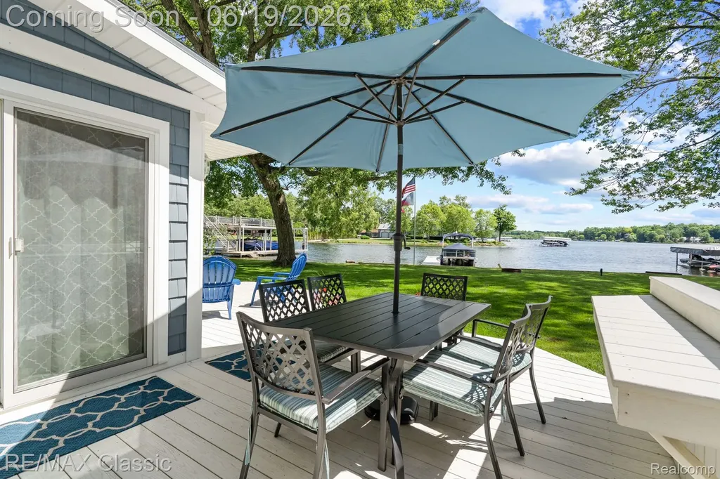 5286 Edgelake Drive Hamburg Township MI 48169