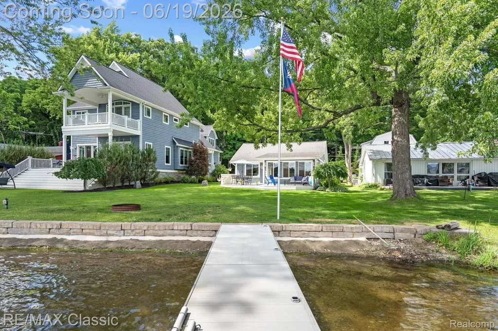 5286 Edgelake Drive Hamburg Township MI 48169