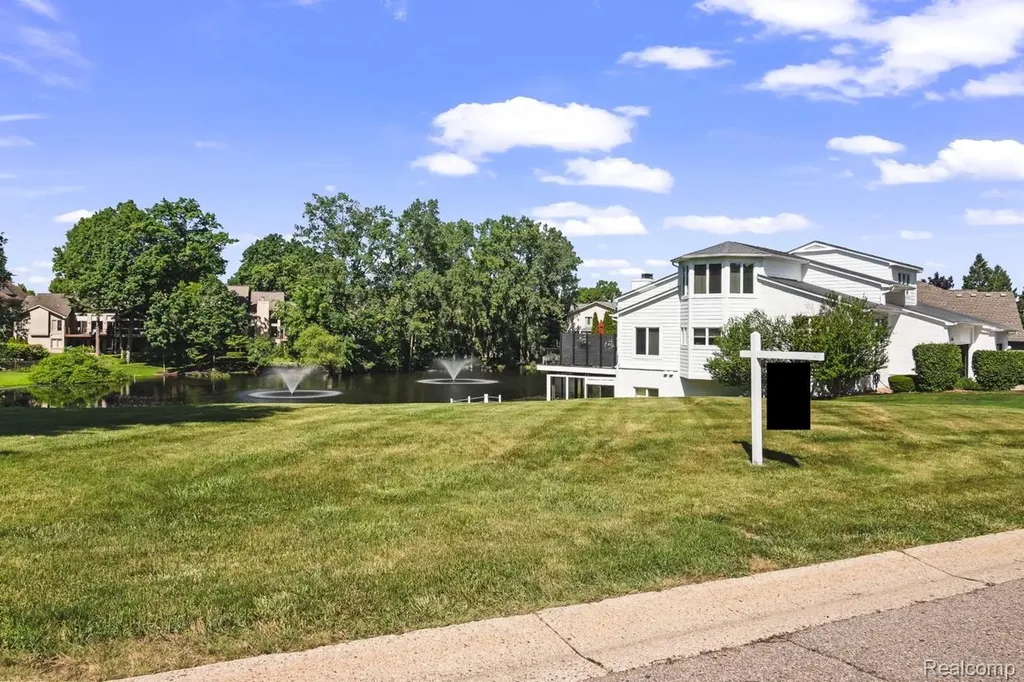 1062 Forest Bay Drive Waterford Charter Township MI 48328