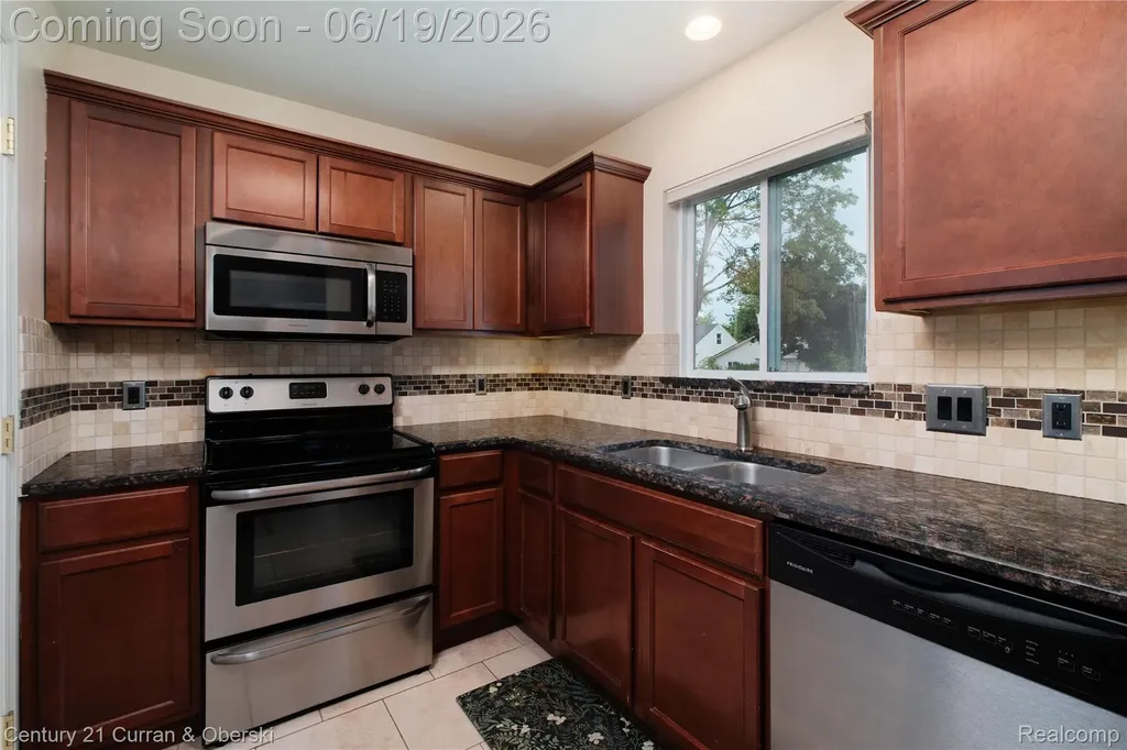 13631 Labelle Street Oak Park City MI 48237