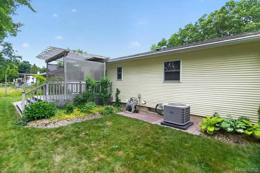 5619 Dogwood Street Leoni Township MI 49201