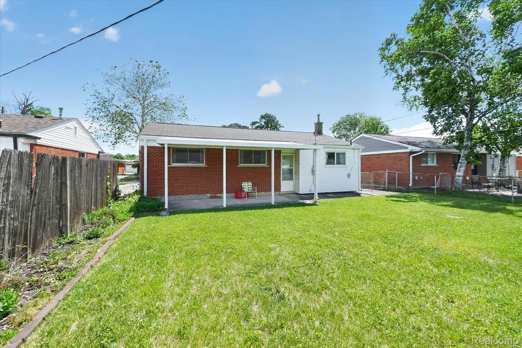 31431 Northwood Drive Fraser City MI 48026